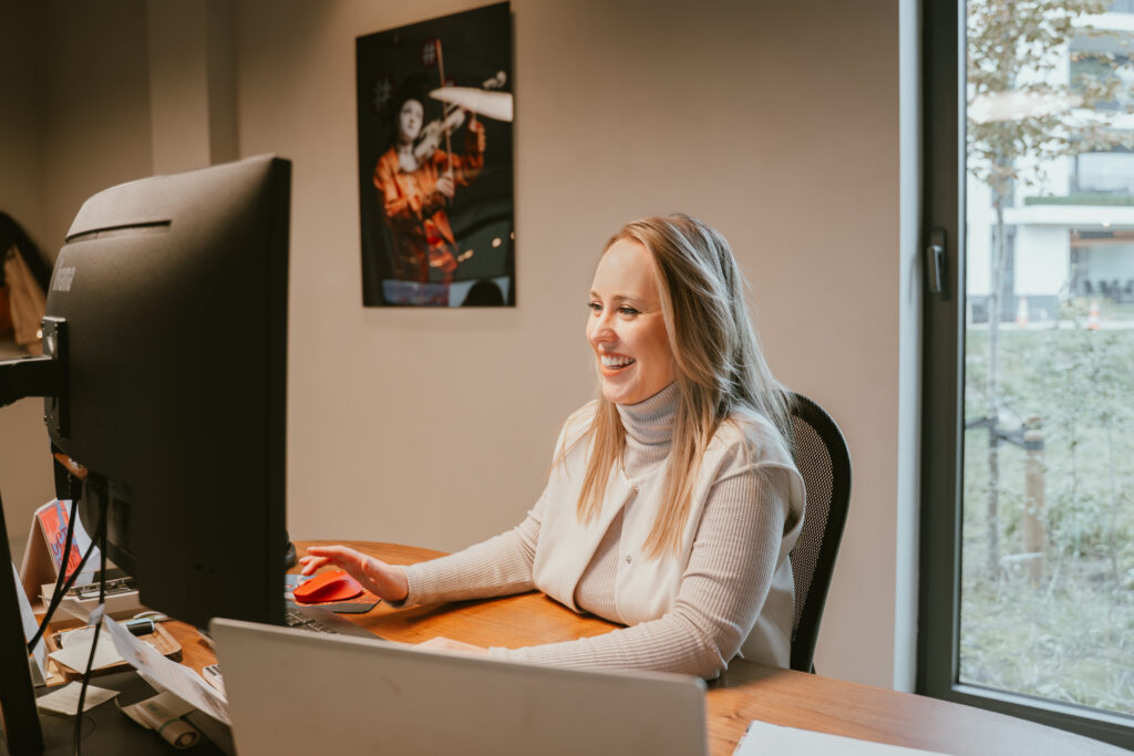 Romi photo and design-22 Laura is onze in-house copywriter, redacteur en grafisch designer